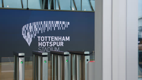 Nahaufnahme-Von-Drehkreuzen-Im-Tottenham-Hotspur-Stadion,-Dem-Heimstadion-Des-Fußballclubs-Spurs-In-London-1